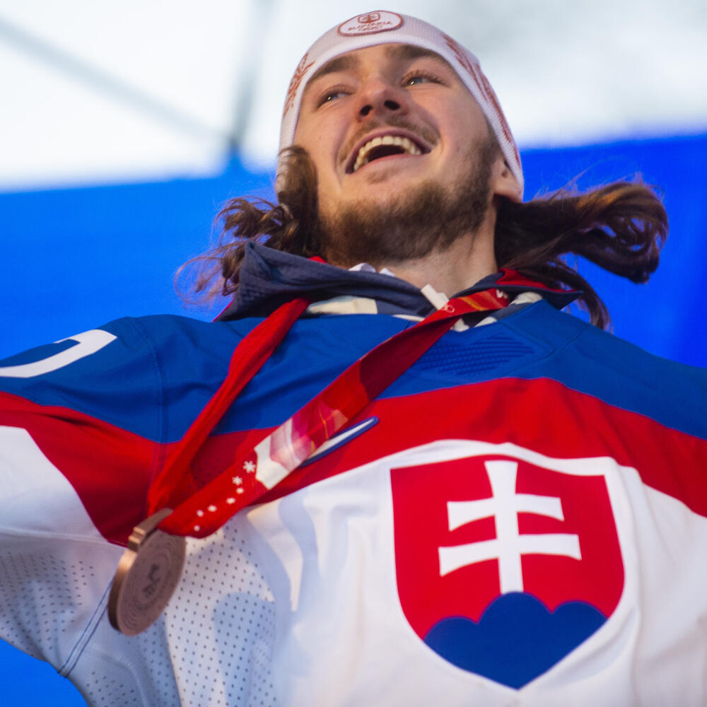 Bronzoví medailisti z olympijského hokejového turnaja v Pekingu sa v utorok vrátili domov na Slovensko, kde ich čakalo veľkolepé privítanie. Následne autobus s hráčmi zamieril do Bratislavy, kde ich najprv čakali mediálne povinnosti a následne sa vydali na okružnú jazdu kabrioautobusom po meste. Na snímke hokejista Pavol Regenda počas osláv na Námestí SNP v Bratislave 22. februára 2022. FOTO TASR - FOTO TASR - Jakub Kotian