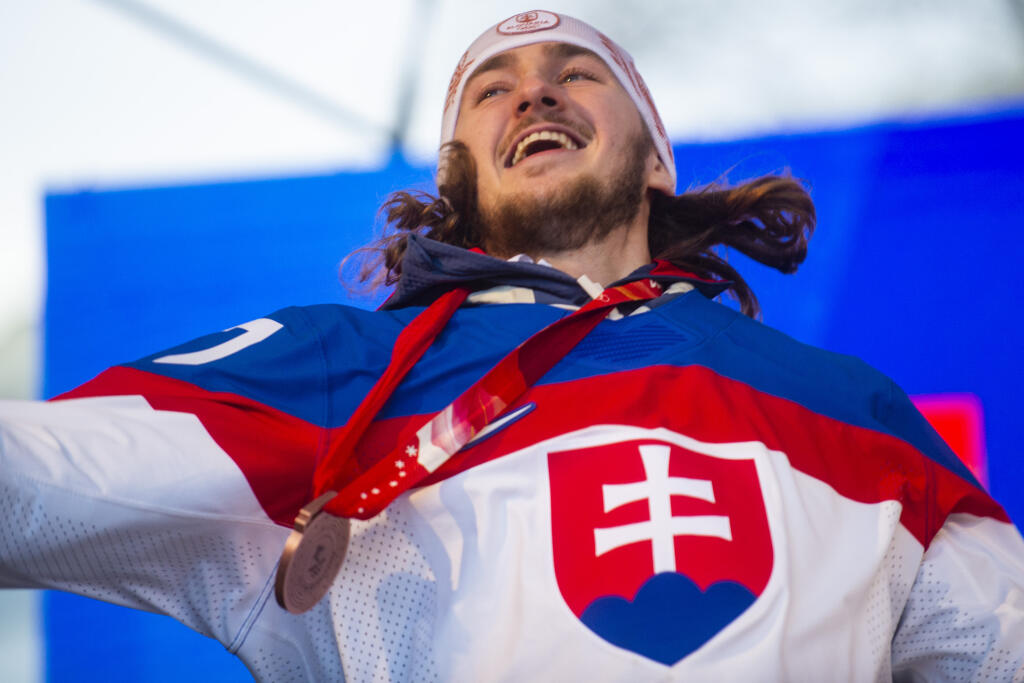 Regendovi k zviditeľneniu a ceste do NHL pomohli aj výkony v reprezentácii počas olympiády, odkiaľ má doma bronzovú medailu.