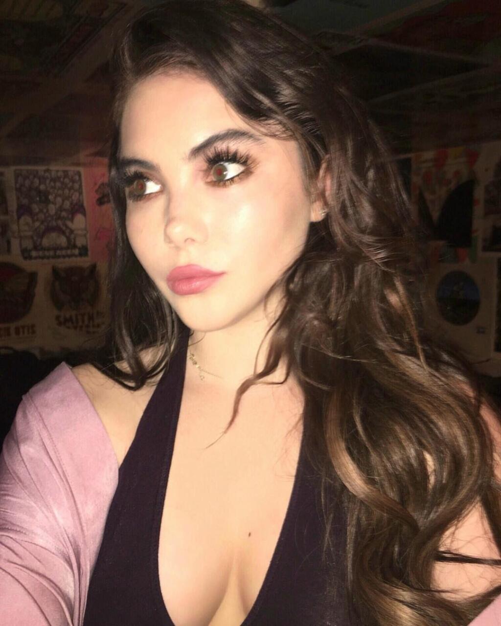 Sexi McKayla Maroney sa opäť vyz'vyvo prezentuje na sociálnych sieťach.