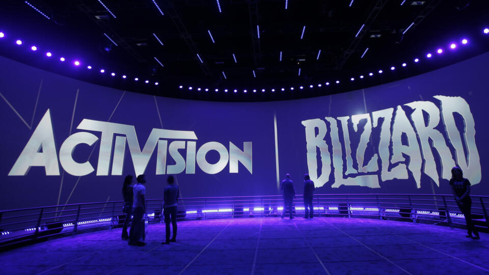 WA 34 archív Los Angeles - Na archívnej snímke z 13. júna 2013 návštevníci stoja pri stánku herného vydavateľstva Activision Blizzard počas veľtrhu zábavnej elektroniky v Los Angeles. Americká Federálna obchodná komisia (FTC) chce zastaviť plánované prevzatie herného vydavateľstva Activision Blizzard koncernom Microsoft. V pondelok večer 12. júna 2023 podala na federálny súd žiadosť o vydanie predbežného opatrenia s cieľom zablokovať transakcie v objeme takmer 70 miliárd dolárov (65,03 miliardy