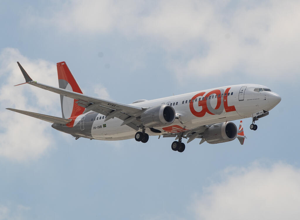 WA 12 Guarulhos  - Lietadlo Boeing 737 Max brazílskej leteckej spoločnosti Gol Airlines pristáva na medzinárodnom letisku v meste Guarulhos pri Sao Paule v stredu 9. decembra 2020. Brazílska  Gol Airlines sa stala prvou leteckou spoločnosťou na svete, ktorá v stredu vrátila lietadlá Boeing 737 Max do svojej aktívnej flotily. Lietadlá Boeing 737 Max boli na celom svete uzemnené po dvoch tragických nehodách takmer pred dvoma rokmi. FOTO TASR/AP 


A Gol Airlines Boeing 737 Max plane approaches to 