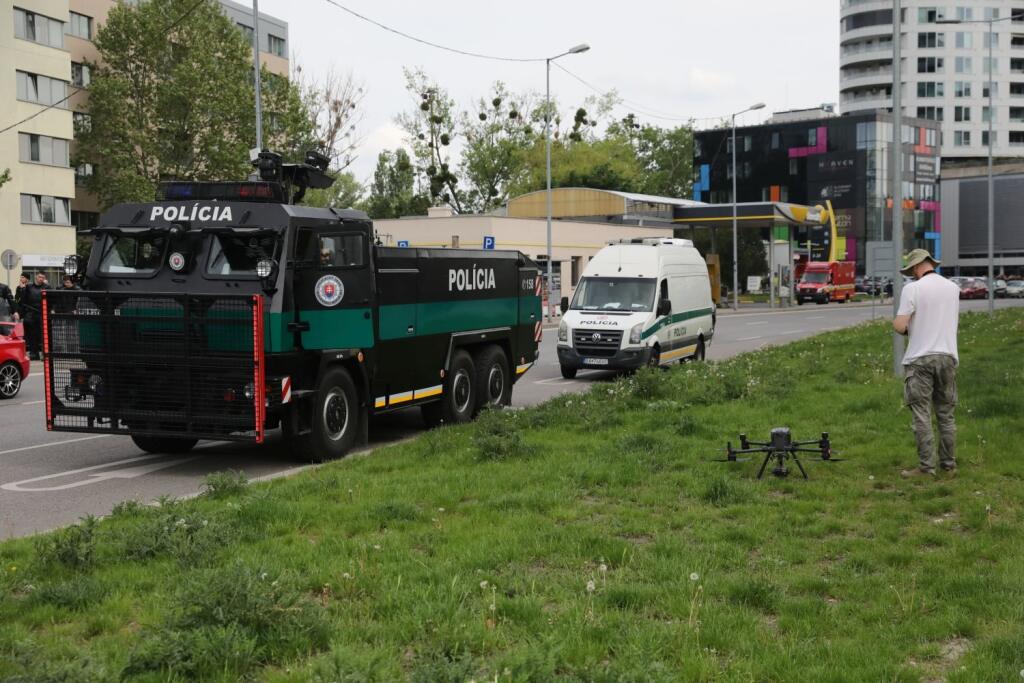 Finále Slovnaft Cupu medzi Slovanom Bratislava a Spartakom Trnava sprevádzali prísne opatrenia. Takto to vyzeralo v uliciach hlavného mesta pred príchodom fanúšikov Spartaka.