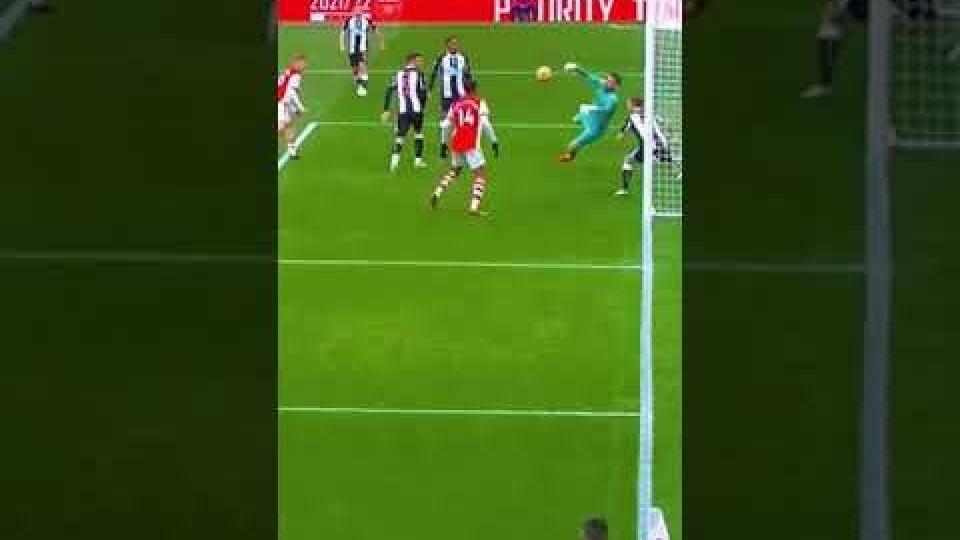 VIDEO Dúbravku zachránila žrď a zlyhanie hviezdy. Z útočníka Arsenalu je tak babrák víkendu