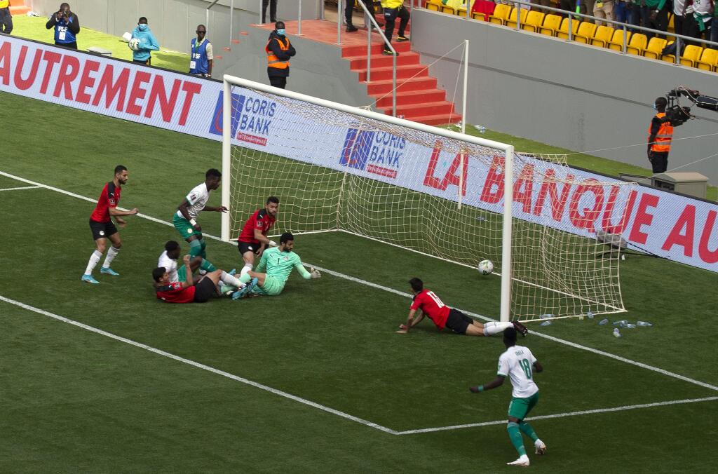 PK 37 Dakar - Na snímke tretí sprava egyptský brankár Mohamed El Shenawy sleduje loptu smerujúcu do bránky po strele Senegalčana Idrissu Ganu Gueyeho v odvetnom zápase play off africkej zóny kvalifikácie na MS 2022 v Katare vo futbale Senegal - Egypt v Dakare v utorok 29. marca 2022. FOTO TASR/AP
Egypt's goalkeeper Mohamed El-Shennawy, middle, watches on as a goal scored by Senegal's Idrissa Gana Gueye during the World Cup 2022 - Africa playoff soccer match between Senegal and Egypt at at Stade