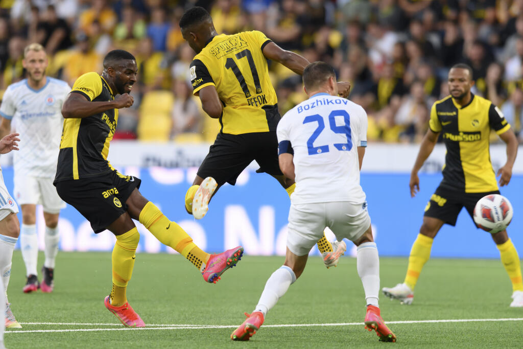 EBE 51 Bern - Na snímke vľavo obranca Bernu Ulisses Garcia strieľa druhý gól, vpravo bulharský obranca Slovana Vasil Božikov v odvete 2. predkola Ligy majstrov vo futbale Young Boys Bern - ŠK Slovan Bratislava v Berne 28. júla 2021. FOTO TASR/AP
Young Boys' Ulisses Garcia, left, scores past Slovan Bratislava's Vasil Bozhikov, right, during the Champions League second qualifying round, second leg soccer match between Switzerland's Young Boys' Bern and Slovakia's SK Slovan Bratislava at the