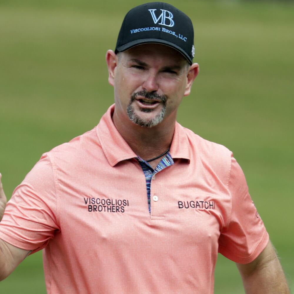 EBE 13 Greensboro - Na snímke slovenský golfista Rory Sabbatini klesol v 3. kole turnaja PGA Tour Wyndham Championship o jedno miesto na priebežnú tretiu pozíciu v Greensbore v noci na 15. augusta 2021. S bilanciou jedenásť úderov pod par ihriska na ňom figuruje spoločne s ďalšími piatimi hráčmi. FOTO TASR/AP
Rory Sabbatini waves to the crowd as he comes off the green on the second hole during the third round of the Wyndham Championship golf tournament at Sedgefield Country Club in Greensboro,