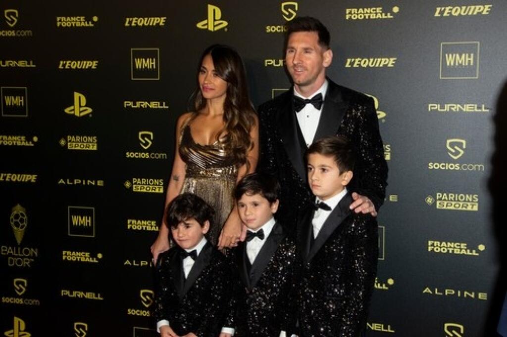 Lionel Messi obliekol synom to isté, čo mal na sebe on. Jeho manželka Antonela zažiarila na galavečere v zlatých šatách.