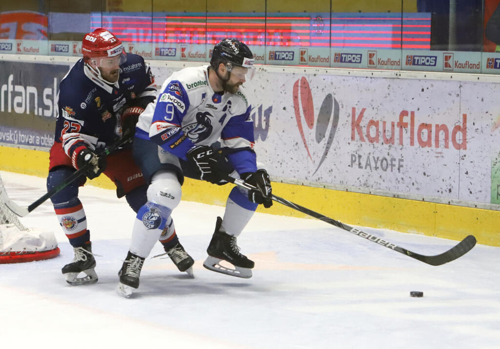 Na snímke zľava Melanton T.J. (Zvolen) a Marek Zagrapan (Poprad) v piatom zápase finále Kaufland Play off Tipos extraligy v hokeji HKM Zvolen - HK Poprad vo Zvolene 6. mája 2021. FOTO TASR - Ján Krošlák