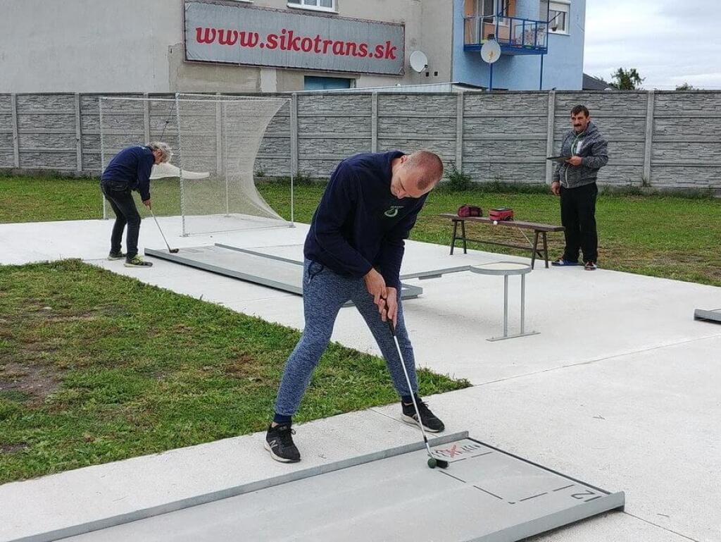 Vonku sa dá hrať napríklad minigolf.