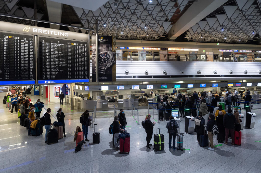 WA 6 Frankfurt - Cestujúci čakajú na bezpečnostnú kontrolu pred odletom do Spojených štátov na letisku vo Frankfurte na Mohanom v pondelok 8. novembra 2021. Od pondelka 8. novembra sú opäť povolené lety očkovaných občanov EÚ do USA. FOTO TASR/DPA

08.11.2021, Hessen, Frankfurt/Main: Passagiere stehen auf dem Flughafen Frankfurt am Check-In von Singapore Airlines für einen Flug nach New York an. Ab dem 8. November sind Flüge mit geimpften EU-Bürgern in die USA wieder erlaubt. Foto: Sebastian Goll