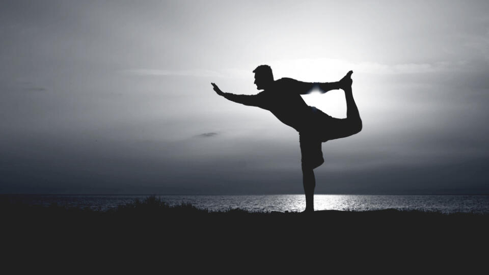 Silhouette,Of,Young,Man,Practicing,Yoga.,Sunset,On,The,Seacoast.