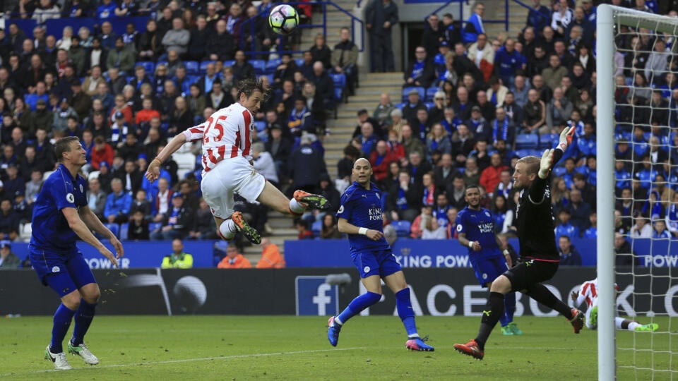 Anglický futbalista Peter Crouch ukončil vo veku 38 aktívnu kariéru.