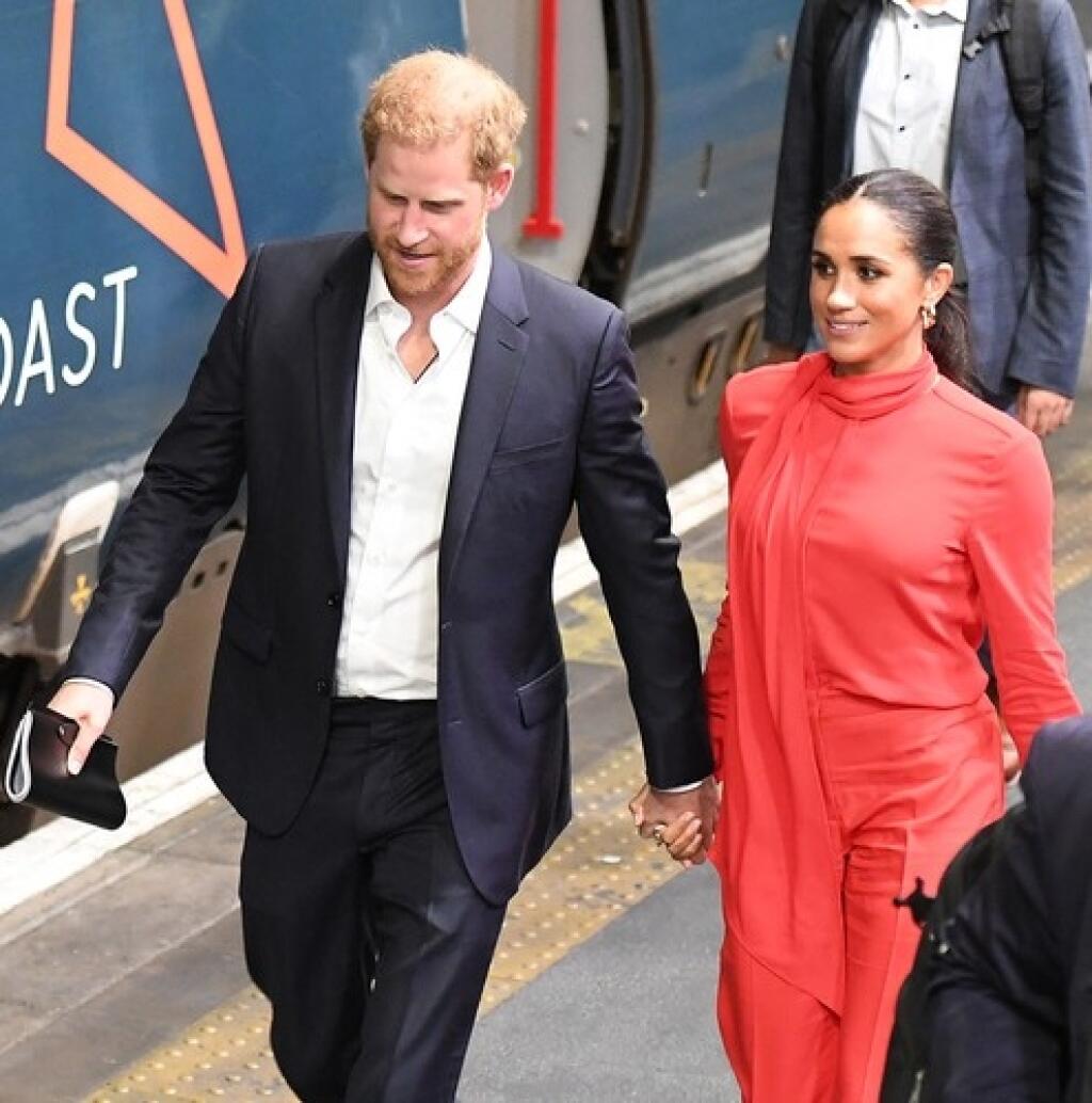 Princ Harry s manželkou Meghan strávili deň v Manchestri.