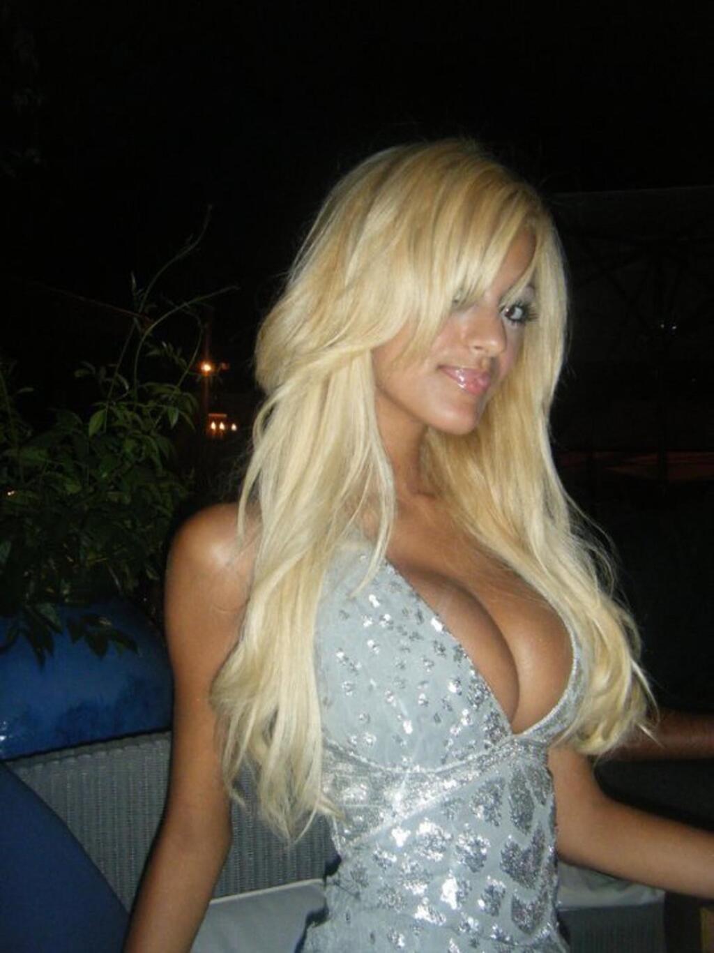 Zahia Dehar vyzerala v roku 2009 staršie ako na 17 rokov, na čo naletelo niekoľko slávnych mužov.