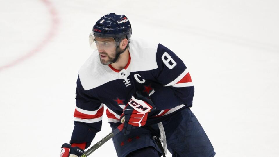 JB 8 Washington - Háč Washingtonu Capitals Alex Ovečkin korčuľuje s pukom v zápase hokejovej zámorskej NHL Washington Capitals - Ottawa Senators vo Washingtone 22. januára 2022. FOTO TASR/AP 

Washington Capitals left wing Alex Ovechkin (8 skates with the puck during the third period of an NHL hockey game against the Ottawa Senators, Saturday, Jan. 22, 2022, in Washington. (AP Photo/Nick Wass)