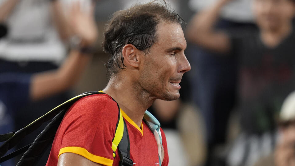 WA 83 Paríž - Španielsky tenista Rafael Nadal reaguje po prehre vo štvrťfinále mužskej štvorhry proti americkému páru Austin Krajicek Rajeev Ram na XXXIII. letných olympijských hrách 2024 v Paríži 31. júla 2024. FOTO TASR/AP  
  
Rafael Nadal reacts after losing with his teammate Carlos Alcaraz of Spain against Austin Krajicek and Rajeev Ram of the USA during the men's doubles quarter-final tennis competition at the Roland Garros stadium, at the 2024 Summer Olympics, Wednesday, July 31, 2024, in