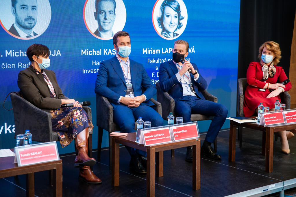 Henrieta Tulejová (vľavo), Advance Healthcare Management Institute, Ing. Michal Pišoja, člen Rady ANS, Michal Kaszas, HardWood Investments j.s.a. a Miriam Lapuníková, Fakultná nemocnica s poliklinikou F. D. Roosevelta Banská Bystrica