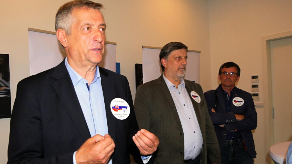 Na snímke vľavo predseda OZ KOVO Emil Machyna, člen predsedníctva Žilinský kraj Jaroslav Kordek, člen predsedníctva Košický kraj Ján Šlauka počas tlačového brífingu Odborového zväzu KOVO v Žiline dňa 20. mája 2022. FOTO TASR - Erika Ďurčová