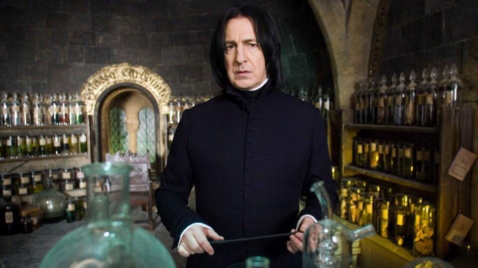 Alan Rickman sa preslávil postavou učiteľa Severusa Snapa z filmov o Harrym Potterovi.