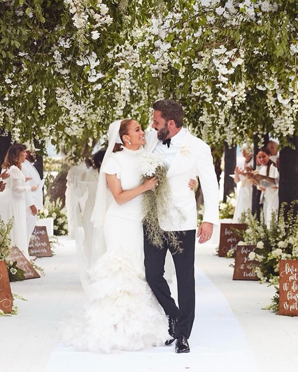 Speváčka Jennifer Lopez na oslavu nového roka zverejnila doteraz nevidené fotografie zo svojej svadby. Krásna latino hviezda mala na sebe šaty z dielne módneho návrhára Ralpha Laurena a ženích bol odetí v elegantnom bielom smokingu.