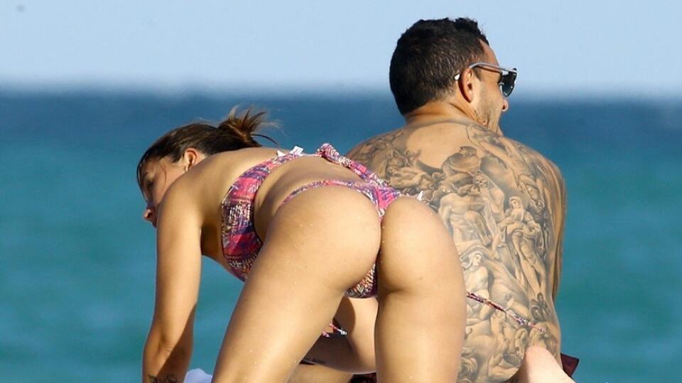 Argentínsky futbalista Carlos Tevez, ktorý je potetovaný takmer od hlavy po päty si užíval slnečné lúče so svojou manželkou Vanesou na Miami.