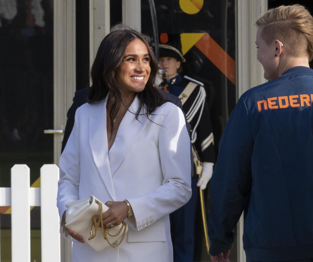 Princ Harry a Meghan Markle, vojvoda a vojvodkyňa zo Sussexu, prichádzajú do dejiska Invictus Games v Haagu.