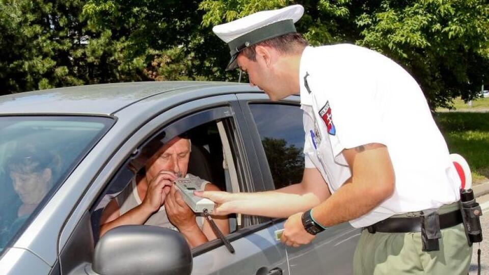 Po kontrole mal ako jediný v dychu alkohol práve policajt.