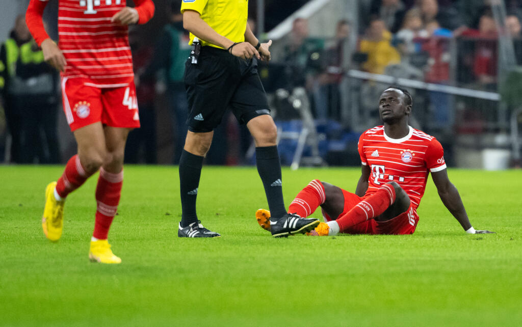 WA 52 Mníchov - Futbalista Bayernu Mníchov Sadio Mane sedí na trávniku v zápase 14. kola nemeckej Bundesligy Bayern Mníchov - Werder Brémy v Mníchove v utorok 8. novembra 2022. FOTO TASR/DPA
08.11.2022, Bayern, München: Fußball: Bundesliga, FC Bayern München - SV Werder Bremen, 14. Spieltag in der Allianz Arena: Sadio Mane (r) von München sitzt auf dem Rasen. Anderthalb Wochen vor dem WM-Start musste Bayern-Starzugang Sadio Mané nach 20 Minuten angeschlagen ausgewechselt werden. Wie schwer Afri