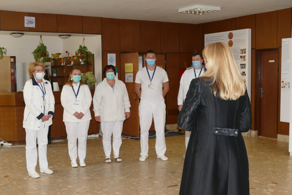 Na snímke prezidentka SR Zuzana Čaputová (chrbtom) počas navštevy Univerzitnej nemocnice v Martine 19. októbra 2020. FOTO TASR - Erika Ďurčová