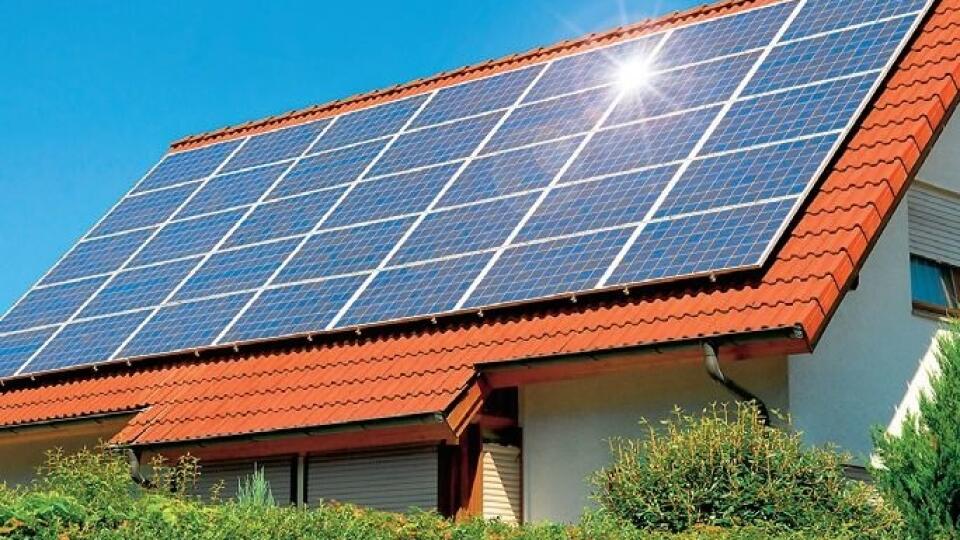 Slnečné lúče vyrábajú energiu zadarmo.