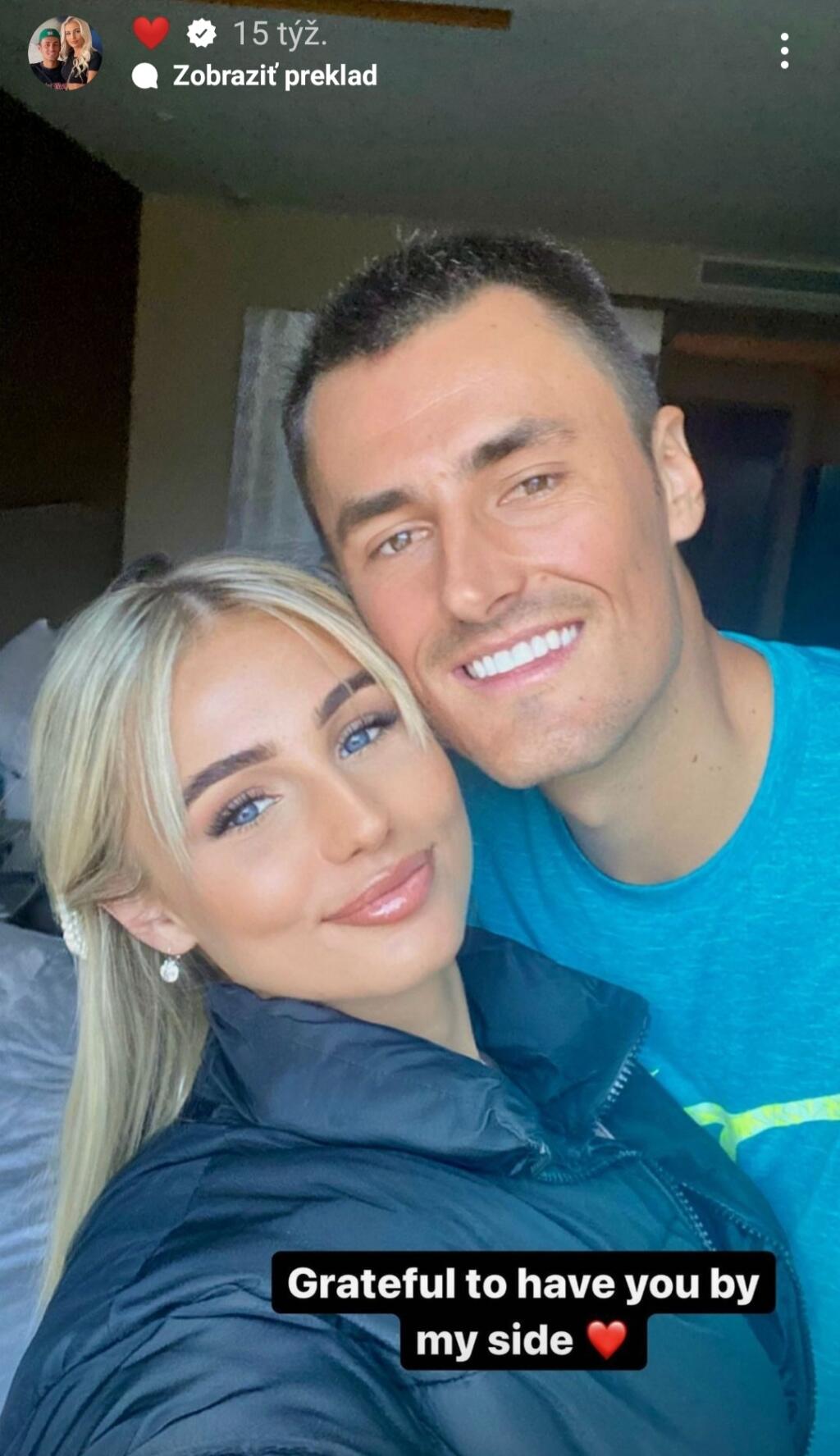 O blondínke, ktorá je označovaná za nádejnú influencerku a ktorej počet sledovateľov sa od začiatkov randenia s tenisovým esom zvýšil, sa toho veľa nevie. Dokonca má zablokovaný profil na Instagrame.