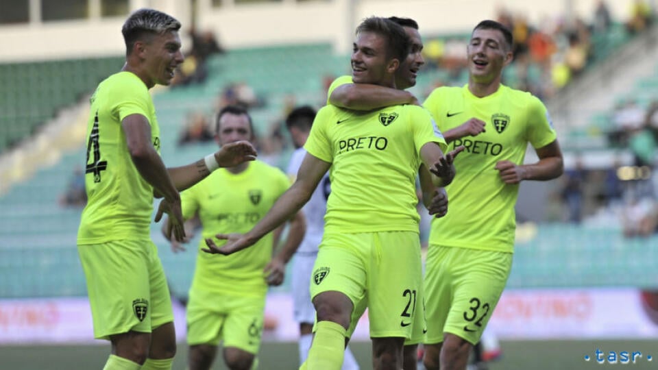 Viaceré športové kluby sa museli uchýliť k prepúšťaniu alebo znižovaniu miezd športovcov a zamestnancov.