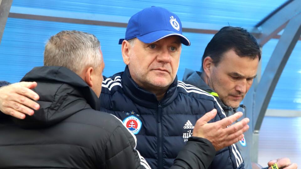 Na snímke uprostred hlavný tréner ŠK Slovan Bratislava Vladimír Weiss st. v zápase 9. kola nadstavbovej časti Fortuna ligy v skupine o titul MFK Dukla Banská Bystrica - ŠK Slovan Bratislava v Banskej Bystrici 13. mája 2023. FOTO TASR - Ján Krošlák