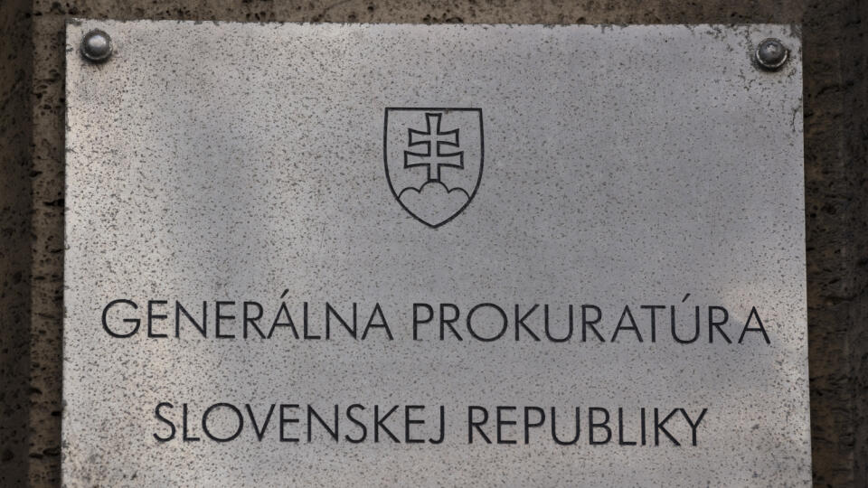 Na snímke tabuľa s nápisom na budove, v ktorej sídli Generálna prokuratúra SR na Štúrovej ulici v Bratislave 15. júla 2020. FOTO TASR - Jaroslav Novák