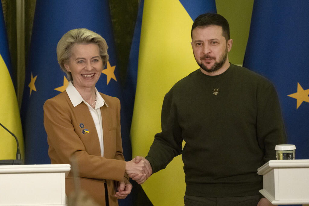 EBE 22 Kyjev - Na snímke zľava predsedníčka Európskej komisie (EK) Ursula von der Leyenová a ukrajinský prezident Volodymyr Zelenskyj počas stretnutia v ukrajinskom Kyjeve 2. februára 2023. FOTO TASR/AP

Ukrainian President Volodymyr Zelenskyy, right, and European Commission President Ursula von der Leyen greet each other during the EU-Ukraine summit in Kyiv, Ukraine, Thursday, Feb. 2, 2023. (AP Photo/Efrem Lukatsky)