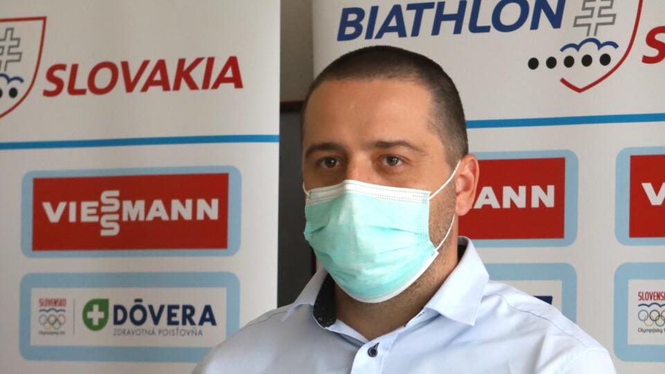 Tlačová konferencia Slovenského zväzu biatlonu (SZB), na ktorej oficiálne predstavili trénerov slovenskej reprezentácie na najbližšie dva roky, teda do skončenia olympijskej sezóny. Na snímke prezident SZB Peter Vozár 15. mája 2020 v Banskej Bystrici. FOTO TASR - Ján Krošlák