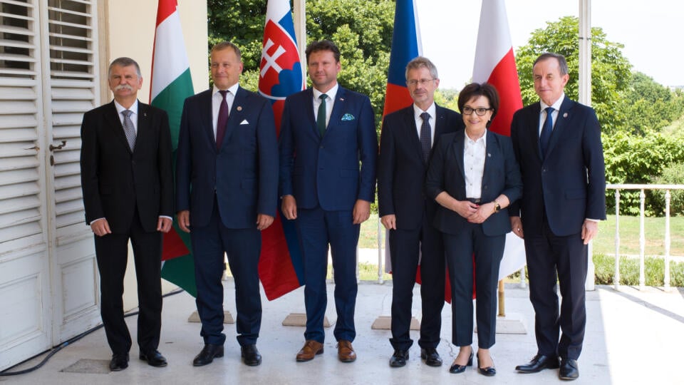 Predseda NR SR Boris Kollár pricestoval v piatok 16. júla 2021 na stretnutie predsedov parlamentov krajín Vyšehradskej štvorky (V4), ktoré sa koná v areáli Károyliho kaštieľa v maďarskej obci Fehérvárcsurgó v Stoličnobelehradskej župe. Na snímke zľava predseda maďarského parlamentu László Kövér, predseda Národnej rady Slovenskej republiky Boris Kollár, predseda Poslaneckej snemovne Parlamentu Českej republiky Radek Vondráček, predseda Senátu Parlamentu Českej republiky Miloš Vystrčil, predsedníč