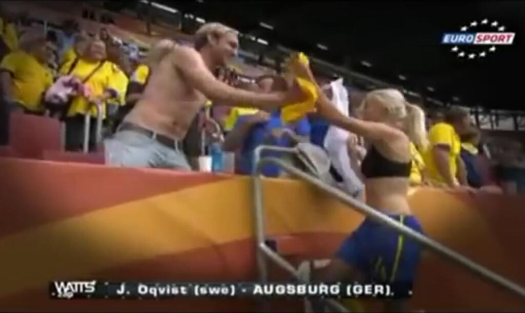 Futbalistka Josefine Oqvistová zase kývla na výzvu fanúšika, vymenila si s ním dres a ukázala sa v podprsenke.