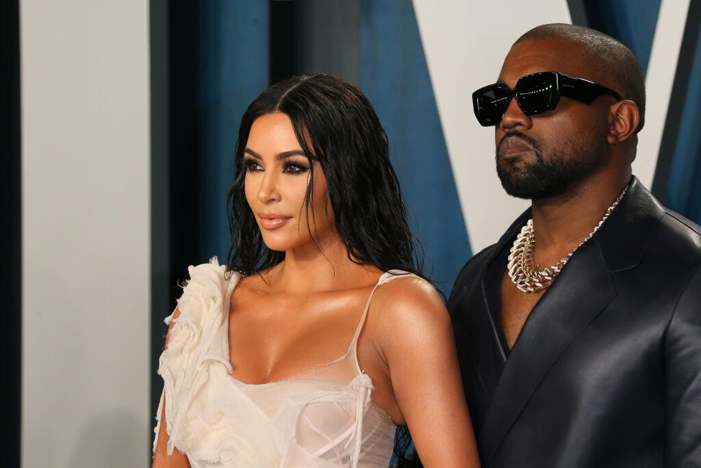 Kim Kardashian a Kanye West na vrchole svojej lásky, vyžarujúci šťastie a harmóniu.