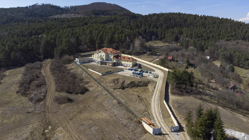Luxusná vila Petra Sagana v Žiline sa mení každým dňom. Takto vyzerala na konci marca 2021. Vraj z nej chce mať hotel a aj múzeum svojich úspechov.