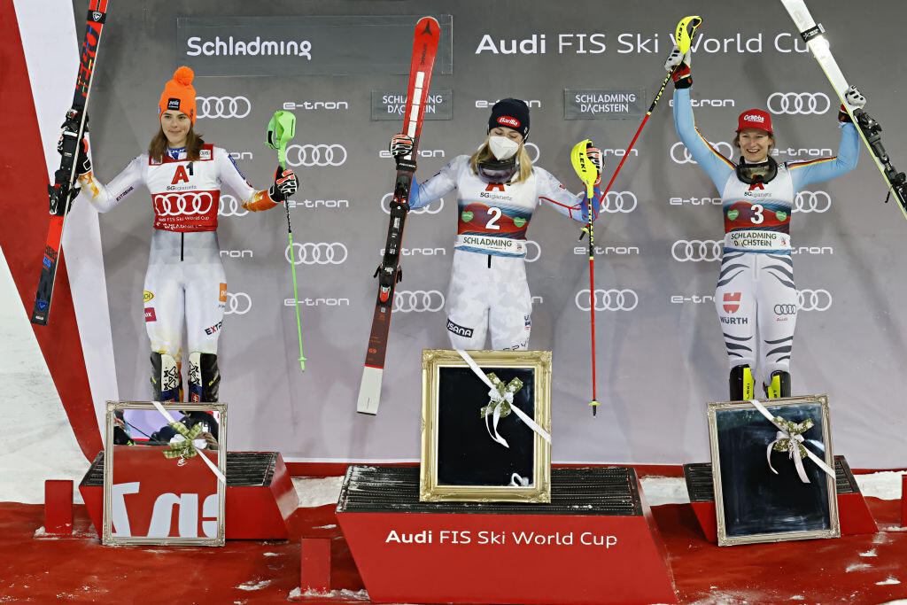 V Schladmingu sa na najvyšší stupeň postavila Shiffrinová, dôvod na úsmev mala aj Vlhová. Tá si zabezpečila malý krištáľový glóbus za slalom.