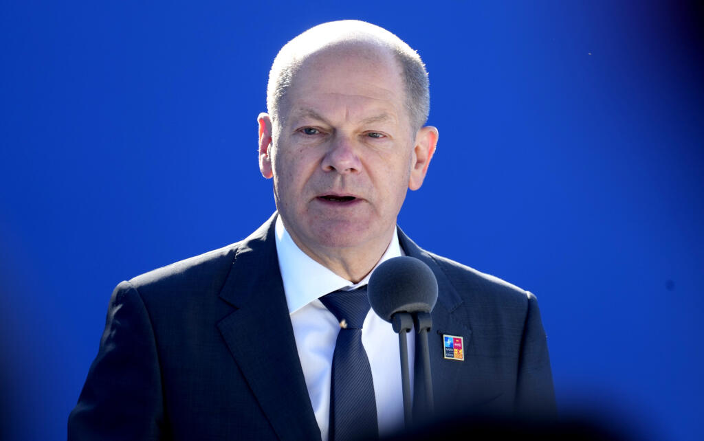 Na snímke nemecký kancelár Olaf Scholz odpovedá na otázky novinárov počas príchodu na summit Severoatlantickej aliancie (NATO) v Madride 29. júna 2022. Lídri členských krajín NATO sa stretnú na summite, ktorý potrvá od 28. do 30. júna 2022. FOTO TASR/AP

German Chancellor Olaf Scholz speaks with the media as he arrives for the NATO summit in Madrid, Spain on Wednesday, June 29, 2022. North Atlantic Treaty Organization heads of state will meet for a NATO summit in Madrid from Tuesd