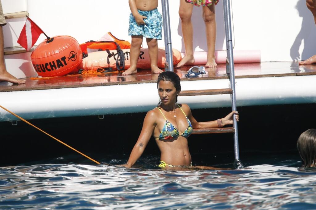 Ústrednou postavou výletu na megajachte neboli futbalové hviezdy, ale manželka Lionela Messiho Antonella. Paparazzi fotografi z nej nevedeli odtrhnúť objektívy.