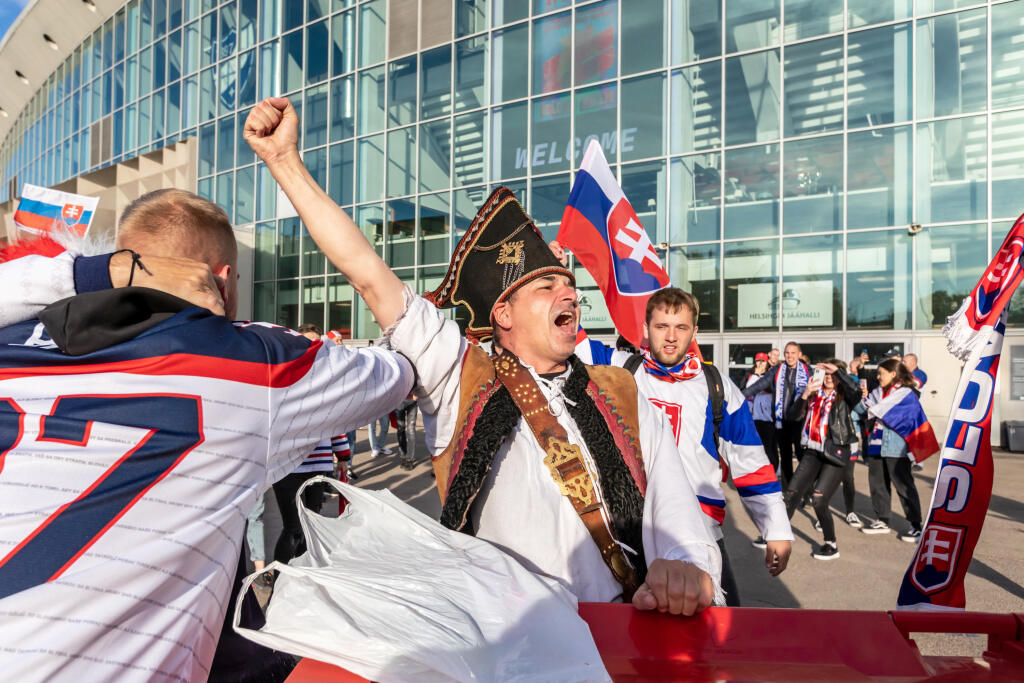 Na snímke sú slovenskí fanúšikovia pred piatym zápasom základnej skupiny MS 2022 v Helsinkách, v ktorom nastúpili slovenskí hokejisti proti Kazachstanu.