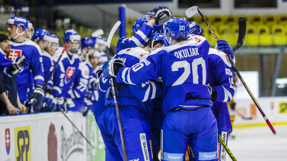 Na snímke radosť slovenského tímu počas  prípravného zápasu slovenskej hokejovej reprezentácie pred majstrovstvami sveta v lotyšskej Rige proti Nemecku. V Piešťanoch 24. apríla 2021. FOTO TASR/SZĽH - Andrej Galica