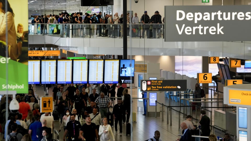 JB 7 Schiphol - Cestujúci čakajú na odbavenie letov v odletovej hale na medzinárodnom letisku Schiphol v Amsterdame 21. júna 2022. Letisko posilnilo lety v rámci letnej sezóny, v ktorej prepraví denne tisícky pasažierov. FOTO TASR/AP
Travelers wait in long lines to check in and board flights at Amsterdam's Schiphol Airport, Netherlands, Tuesday, June 21, 2022. The airport is reining in flight departures over its busy summer period because shortages of security staff mean it cannot cope with t