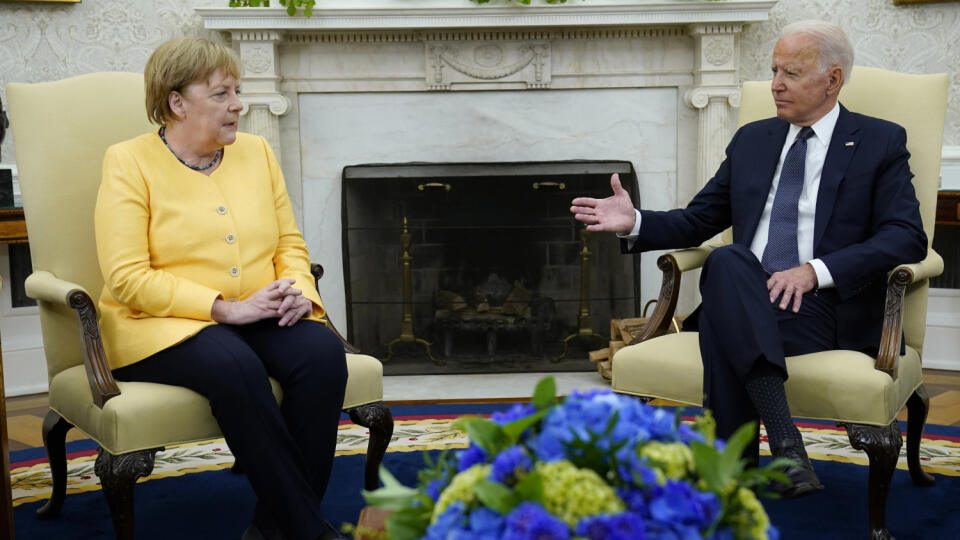 WA 32 archív Washinton - Na archívnej snímke z 15. júla 2021 nemecká kancelárka Angela Merkelová (vľavo) a americký prezident Joe Biden počas stretnutia v Oválnej pracovni Bieleho domu vo Washingtone. Spojené štáty a Nemecko dosiahli dohodu, ktorá umožní dokončenie plynovodu Nord Stream 2 na prepravu ruskej ropy do Európy bez ďalších amerických sankcií. FOTO TASR/AP
FILE - In this July 15, 2021, file photo President Joe Biden meets with German Chancellor Angela Merkel in the Oval Office of th