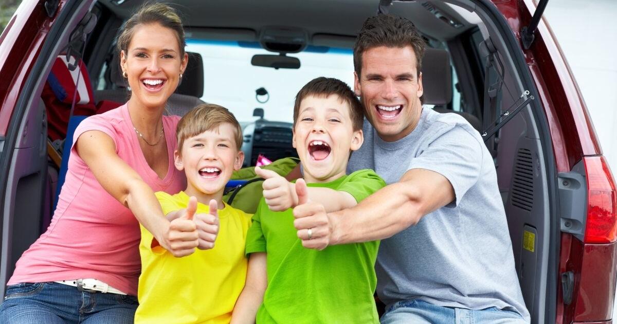 Car drive family. Семейная машина. Семья с автомобилем. Счастливая семья в машине. Семья в машине фото.
