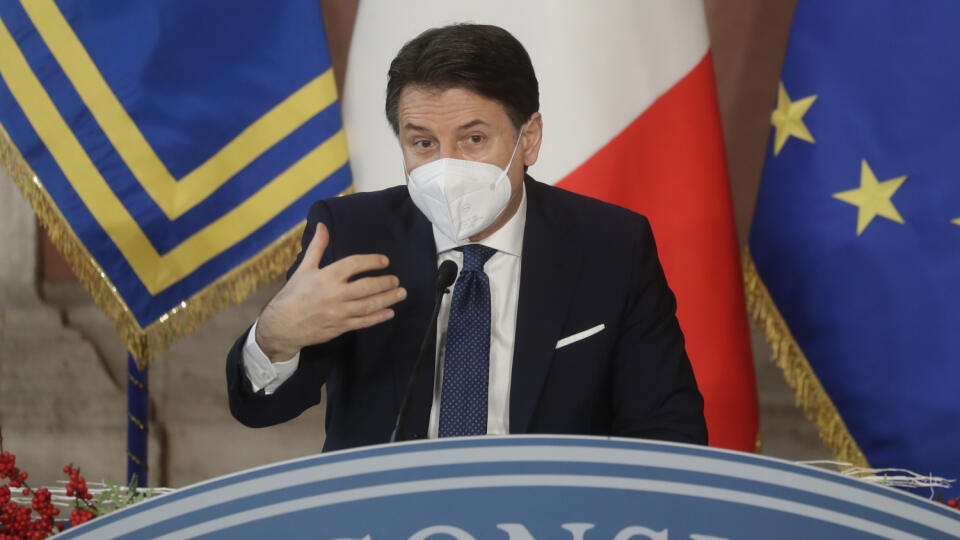 KK27 Rím - Taliansky premiér Giuseppe Conte počas svojej koncoročnej tlačovej konferencie 30. decembra 2020 v Ríme. Očkovanie proti novému koronavírusu v Taliansku nebude povinné. Vyhlásil to v stredu taliansky premiér Giuseppe Conte, ktorý je presvedčený, že veľké množstvo Talianov sa nechá zaočkovať dobrovoľne. FOTO TASR/AP
Italian Premier Giuseppe Conte gives his year end press conference, in Rome, Wednesday, Dec. 30, 2020. (AP Photo/Andrew Medichini, pool)