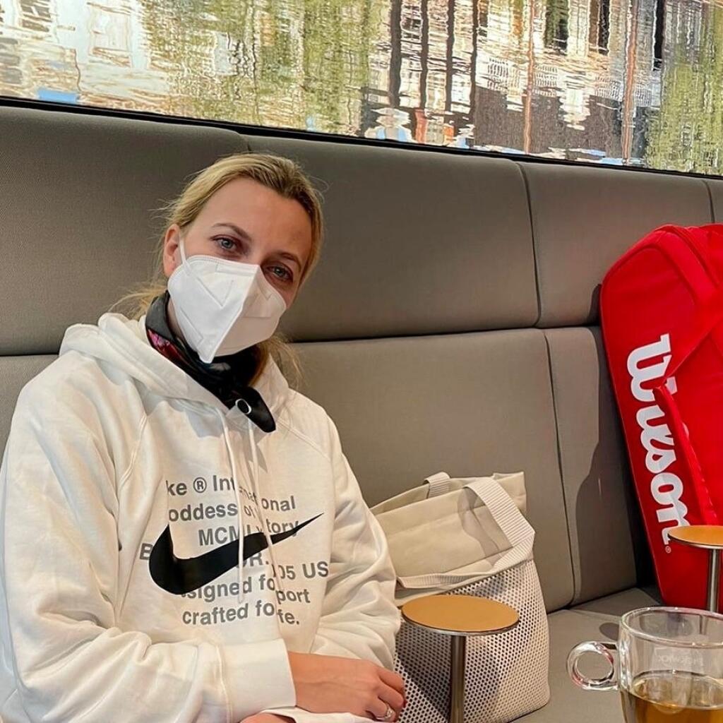 Petra Kvitová patrila medzi tých šťastnejších tenistov, ktorí neleteli s infikovanou posádkou a po úvodnej karanténe mohli trénovať mimo hotela a aj si vyjsť na prechádzku.